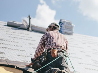 roofer-adding-shingles-to-the-roof-of-a-house-2RGW2FZ.jpg